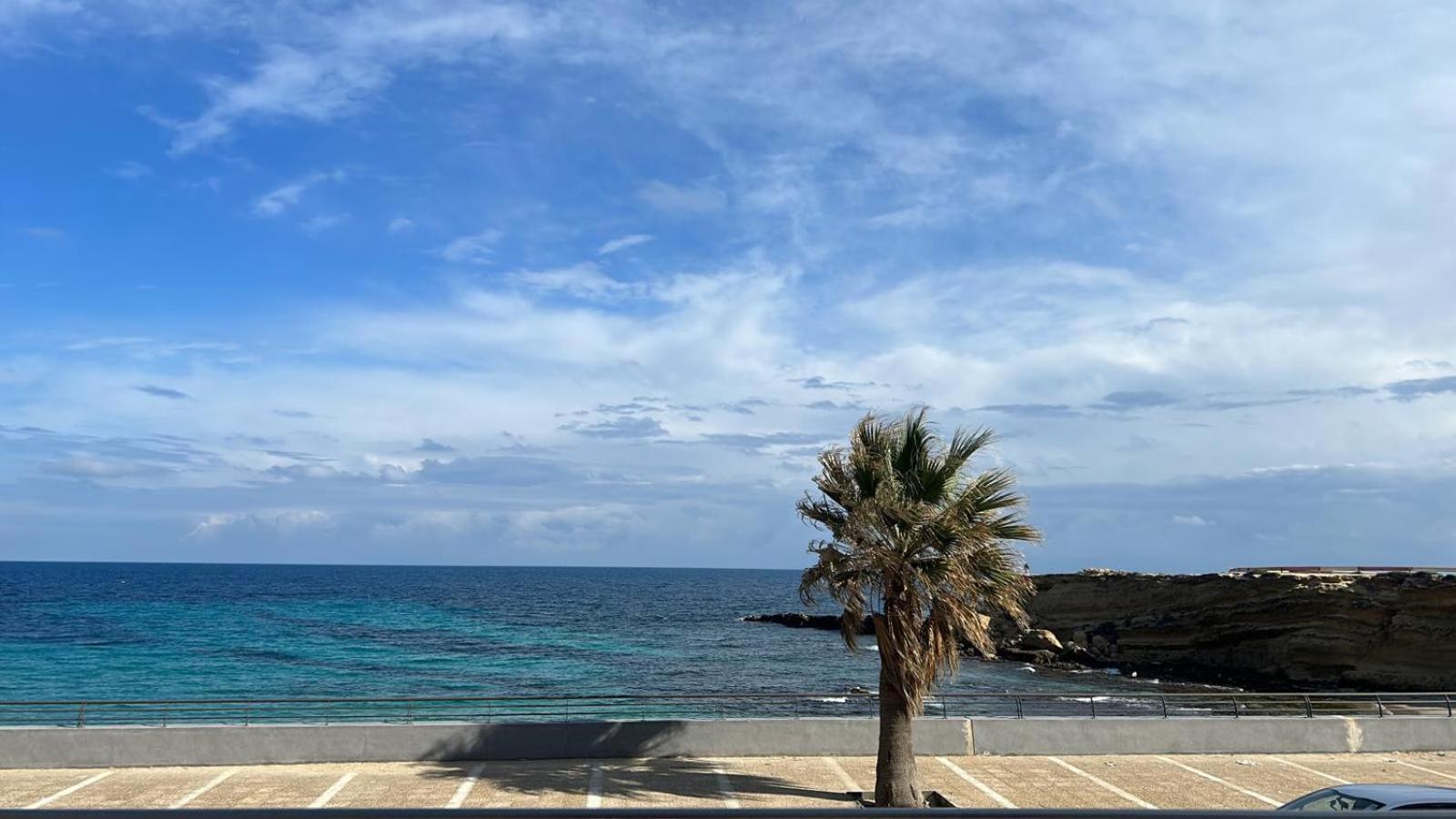 Apartment Duplex Terrasse Vue Mer Et Ville, Pieds Dans L'Eau Monastir